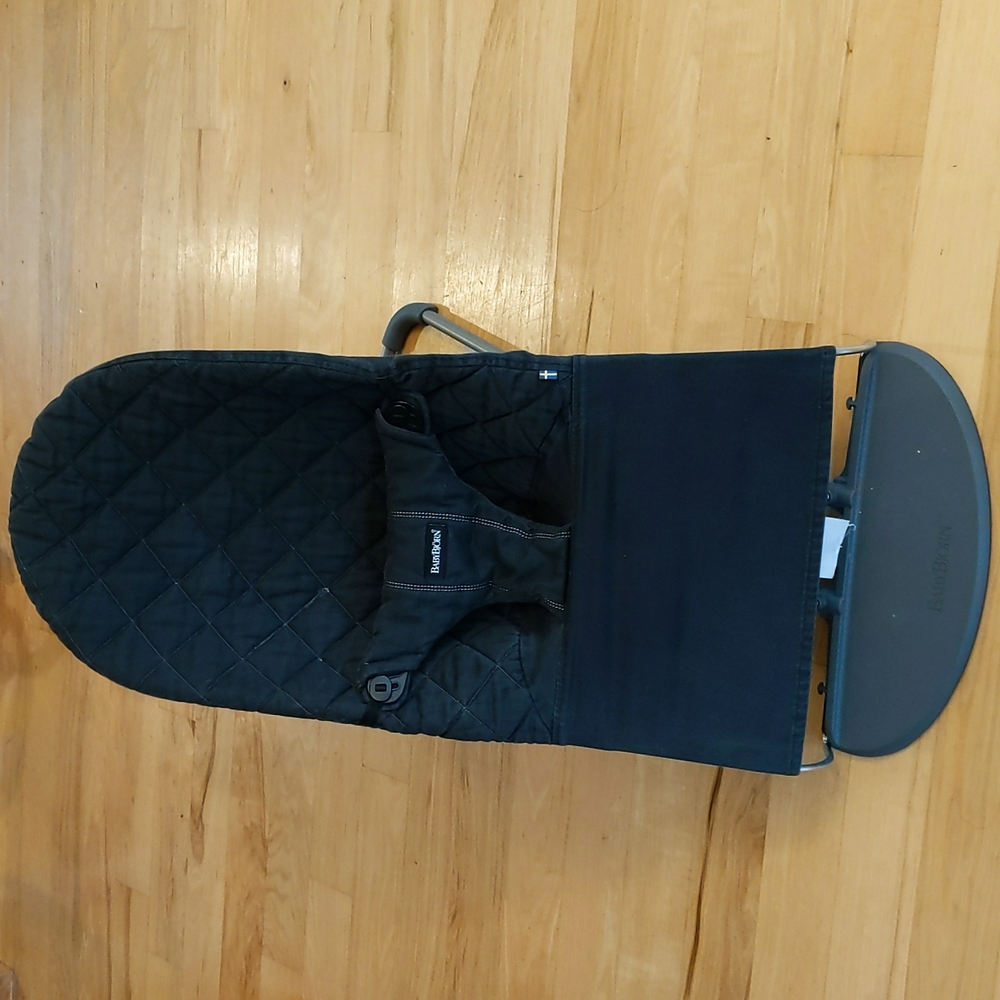 Baby Bjorn bouncer in black